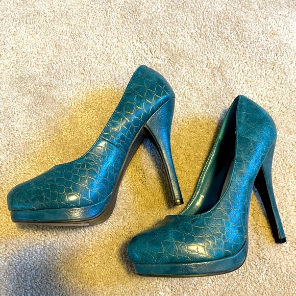 Size 8 teal snake skin style heals - Picture 2 of 3